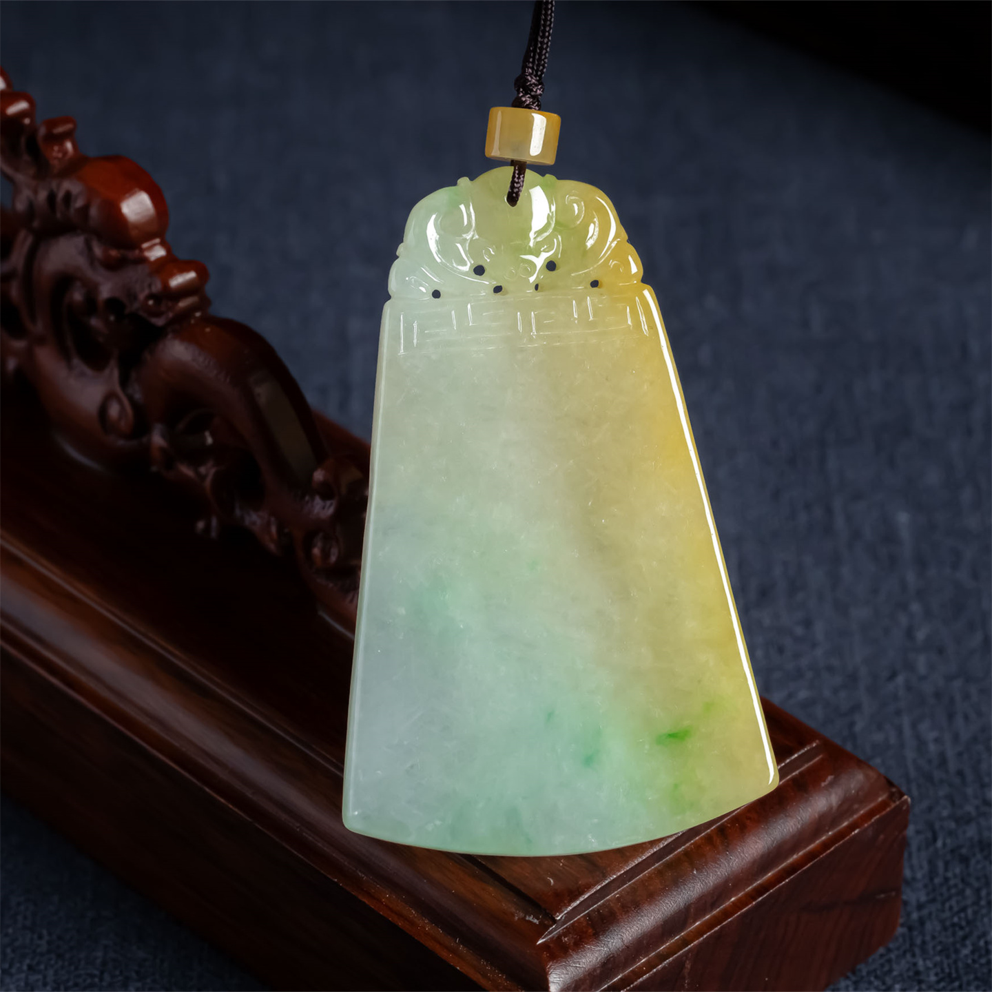 翠贵人黄翡飘绿花平安无事牌吊坠