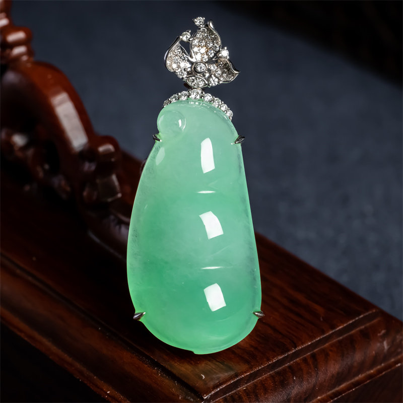 缅甸天然翡翠A货冰种阳绿四季豆如意吊坠18K高档男女款福豆玉挂件