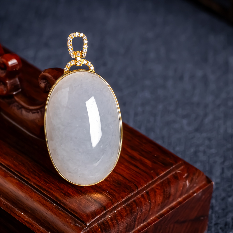 天然翡翠冰浅紫戒面翡翠吊坠 缅甸18K金冰蛋面时尚女款玉石挂件