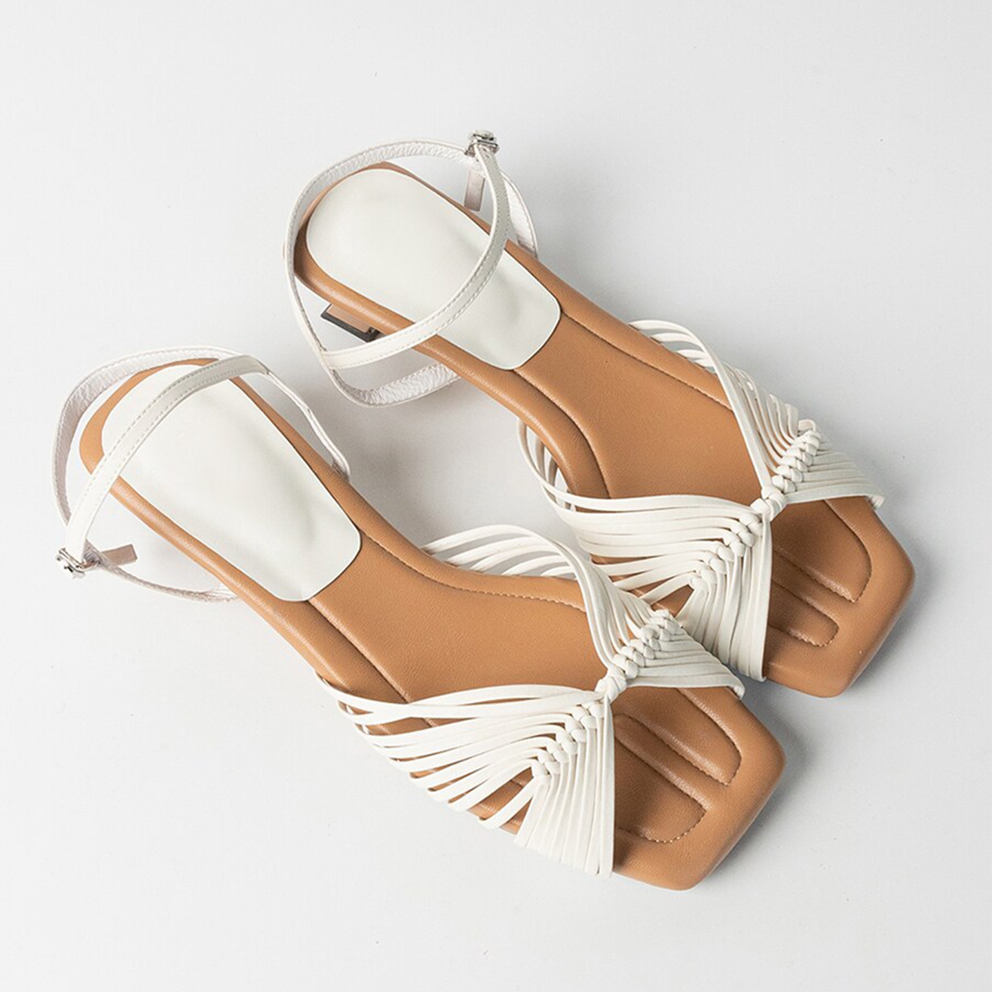 「卡鹿莉 KLULI」法式编织镂空度假风高跟凉鞋低跟舒适一字带方头