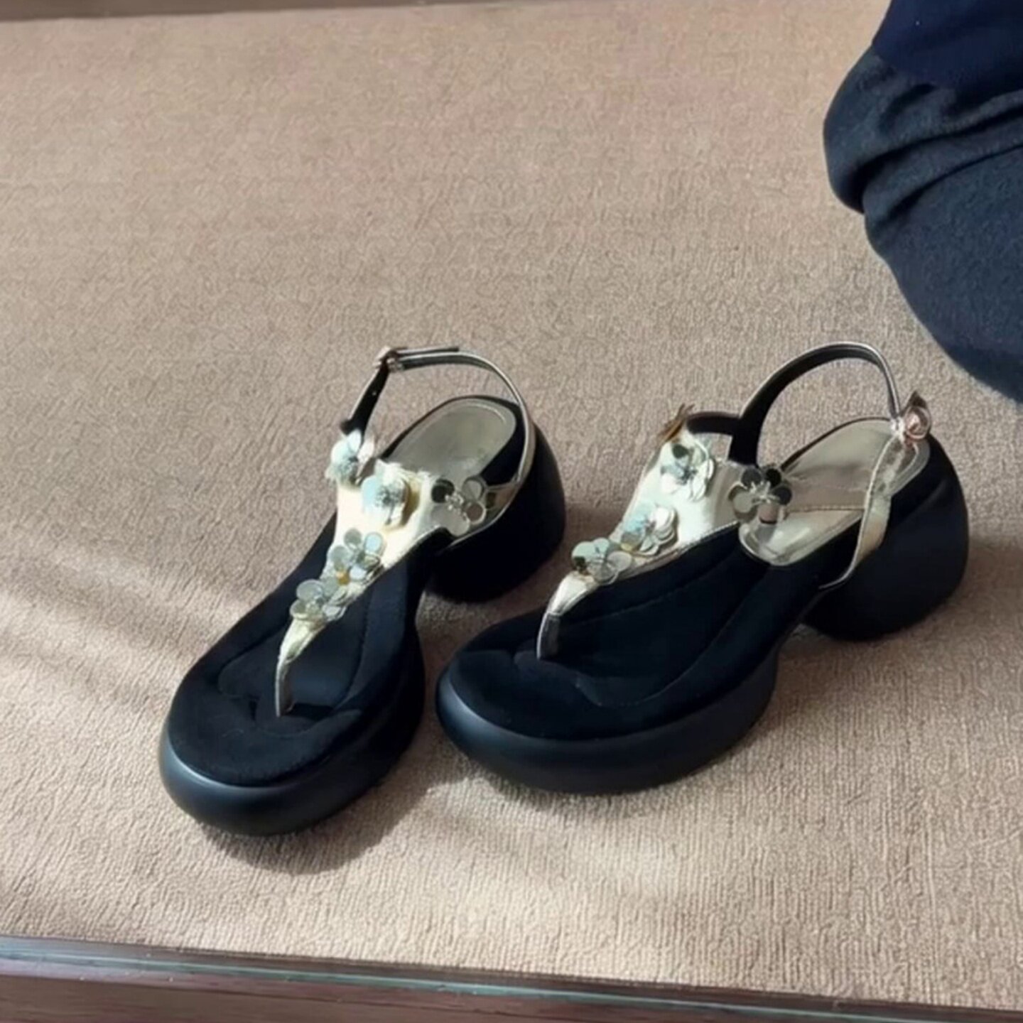 「卡鹿莉 KLULI」清冷碎银立体花夹趾凉鞋T字带后绊带度假凉拖女