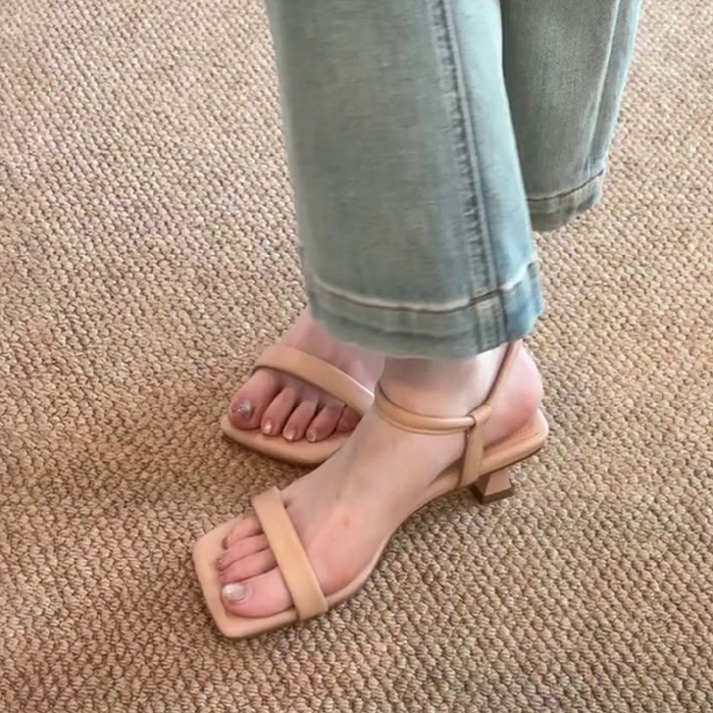 「卡鹿莉 KLULI」法式极简风方头一字带裸色凉鞋低跟露趾高跟鞋女