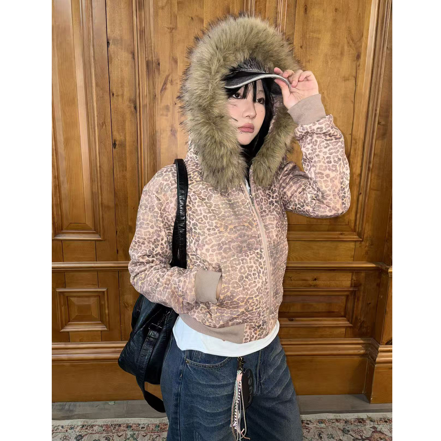 豹纹烫钻字母加绒毛领外套卫衣