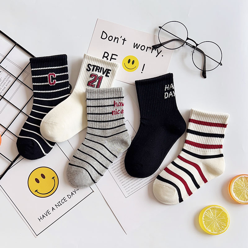 爱嘀嗒儿童袜子秋冬季韩版学院风黑白条纹字母吸汗透气学生中筒袜