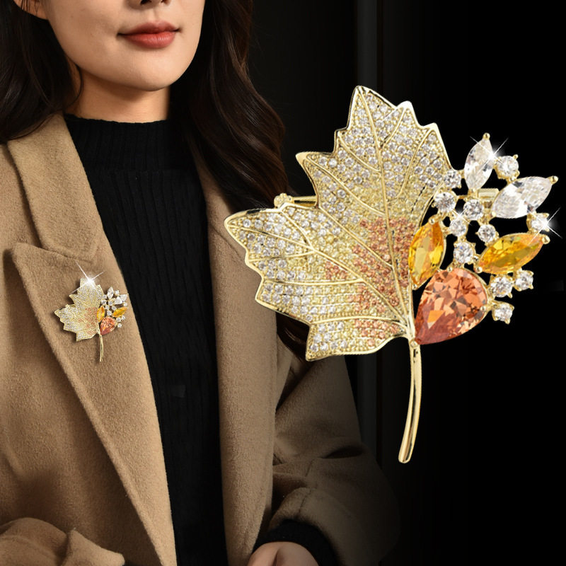 高档轻奢钻石枫叶胸针别针女士精致胸花大衣外套配饰奢华饰品