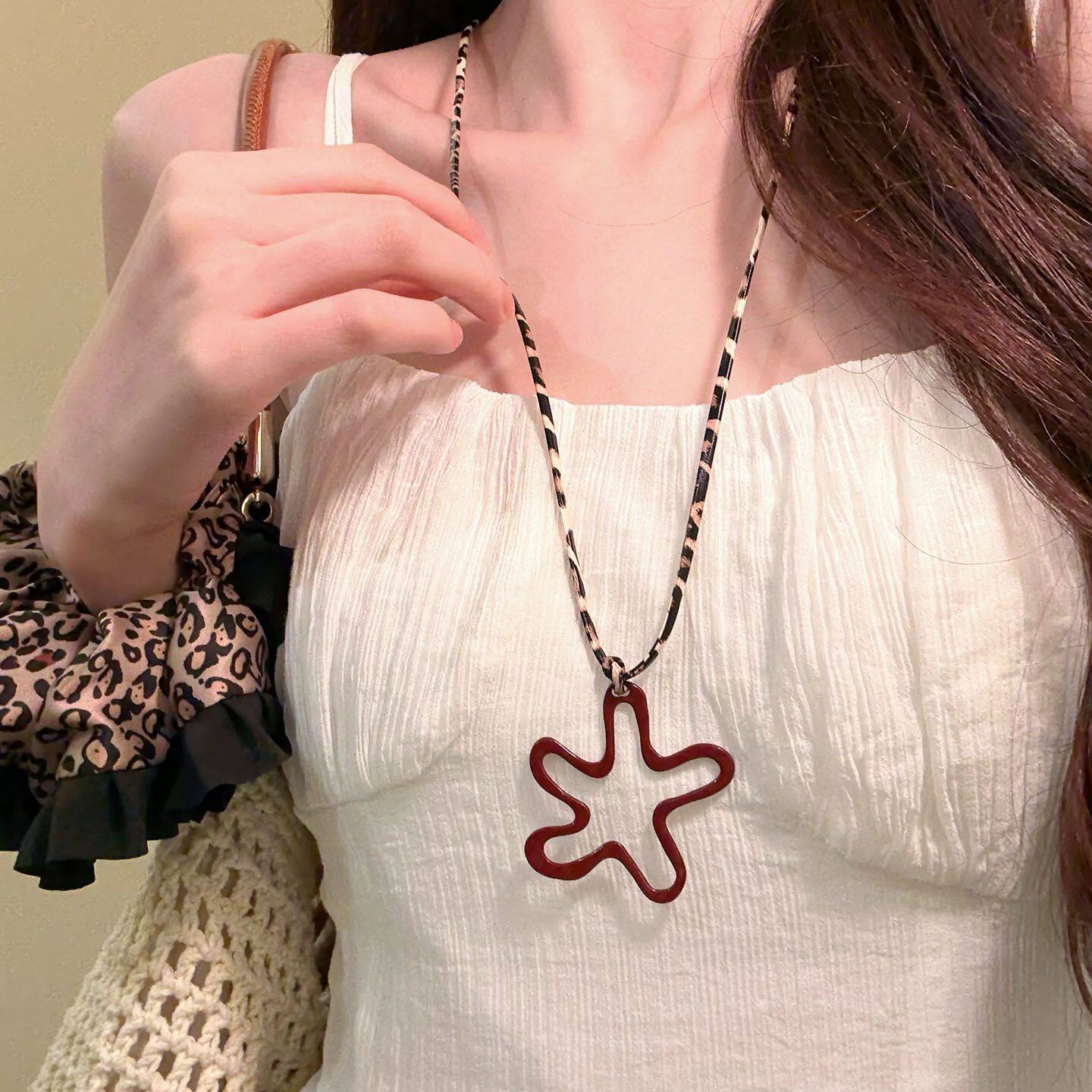 寇香摩卡~镂空酒红色花朵吊坠豹纹皮绳长款项链女款卫衣链配饰