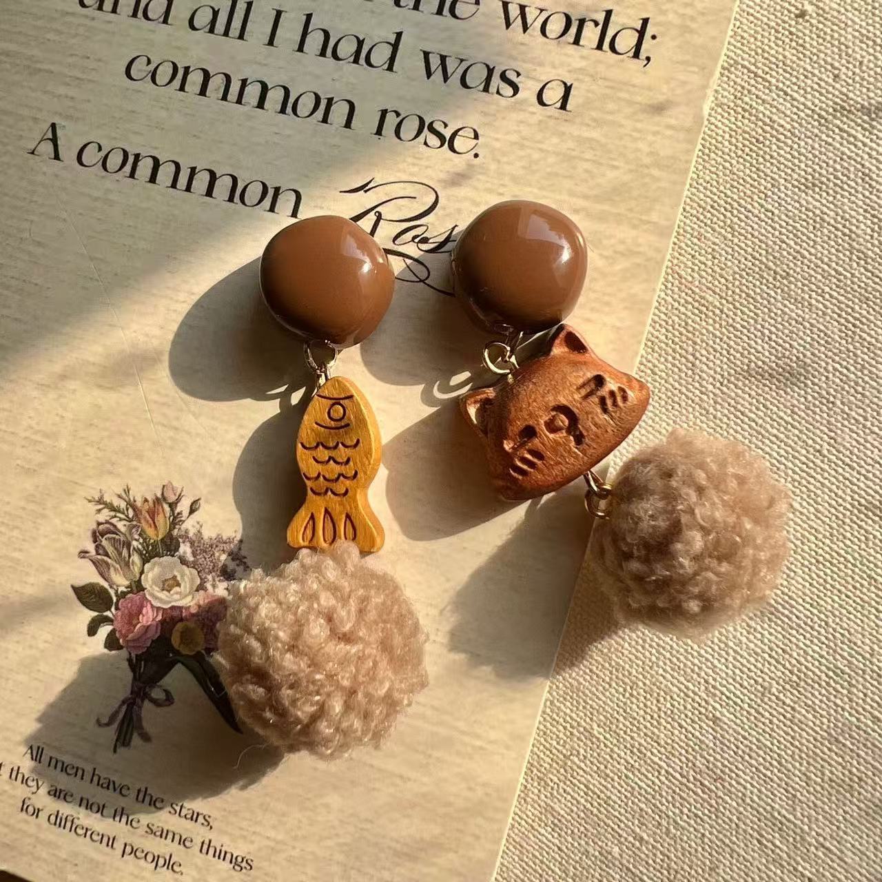猫咪与鱼童趣甜美木质小猫耳钉棕色系毛球复古可爱少女耳夹耳饰女