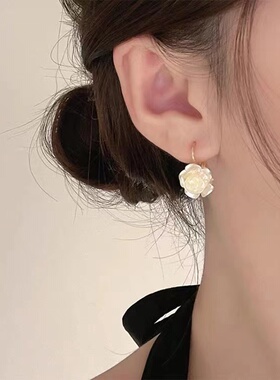 简约白色花朵法式山茶花耳环