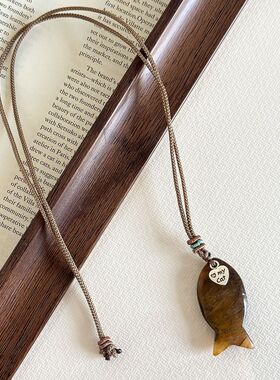 美拉德色系小鱼吊坠长款项链女款复古轻奢小众高级感毛衣链配饰