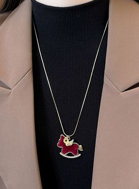 红色丝绒小马吊坠项链女2026新款配饰品新年毛衣链高级感轻奢小众