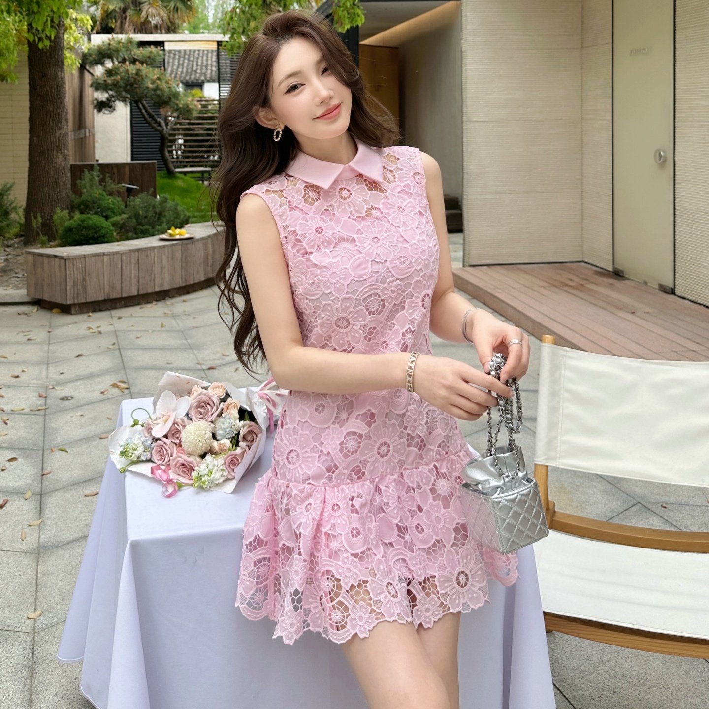 明媚多巴胺穿搭粉色镂空蕾丝刺绣漂亮甜美修身无袖翻领短款连衣裙