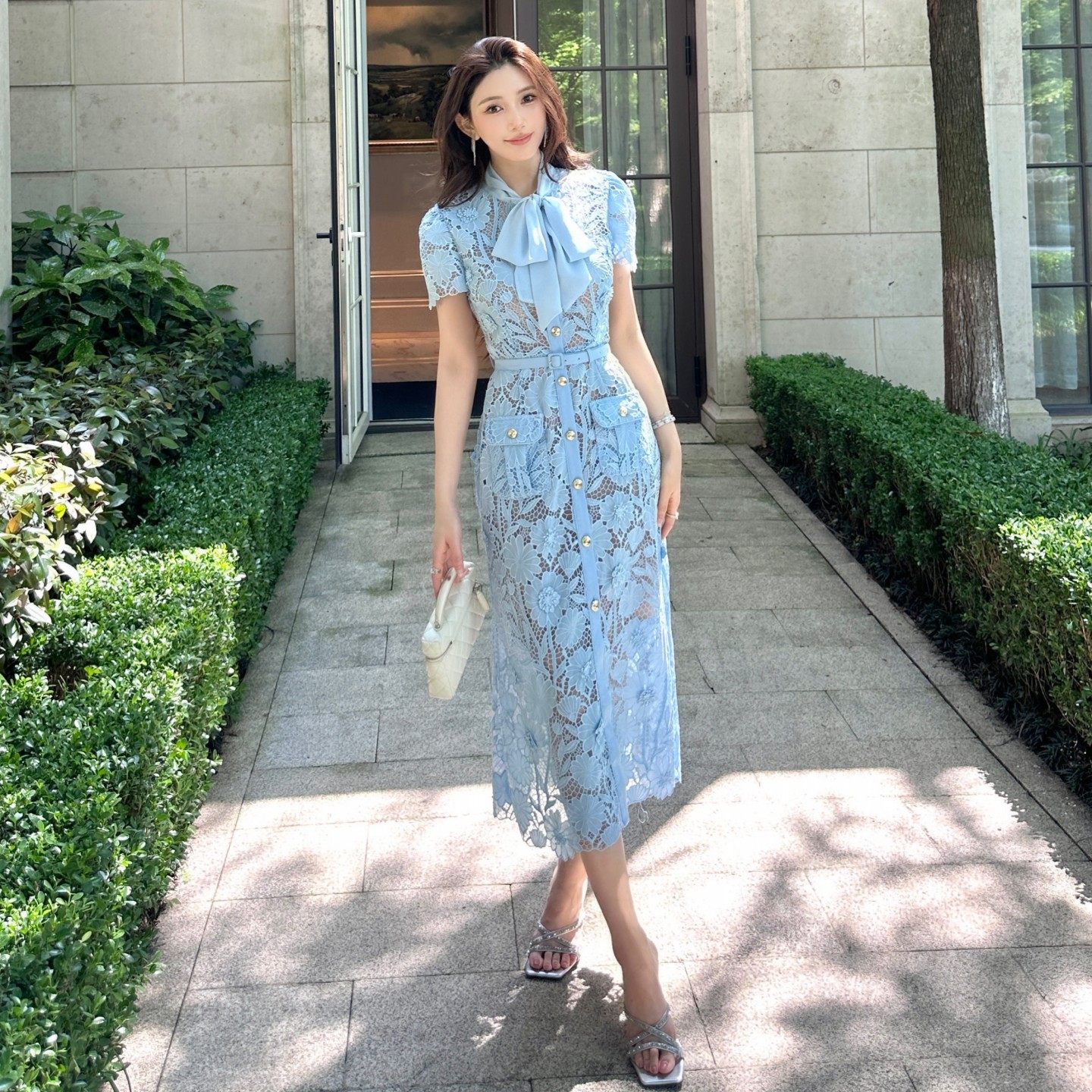 2026年夏季新款女装手工订花领结短袖蓝色连衣裙气质通勤收腰长裙