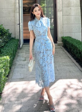 2026年夏季新款女装手工订花领结短袖蓝色连衣裙气质通勤收腰长裙