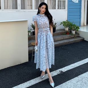 蓝色镂空刺绣浪漫优雅南法度假风连衣裙漂亮流行大裙摆修身 长裙子
