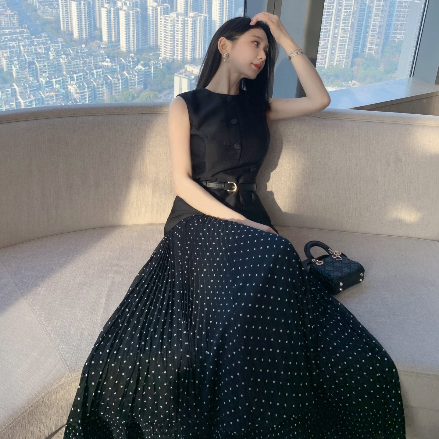 2026新款女装法式复古气质圆领无袖假两件连衣裙黑色波点百褶长裙