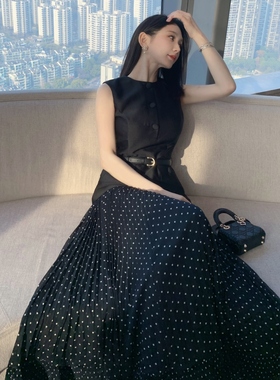 2026新款女装法式复古气质圆领无袖假两件连衣裙黑色波点百褶长裙