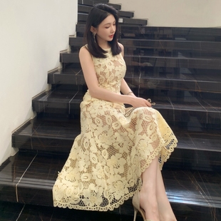 法式浪漫海边度假风多巴胺巨好看柠檬黄色蕾丝无袖圆领长款连衣裙