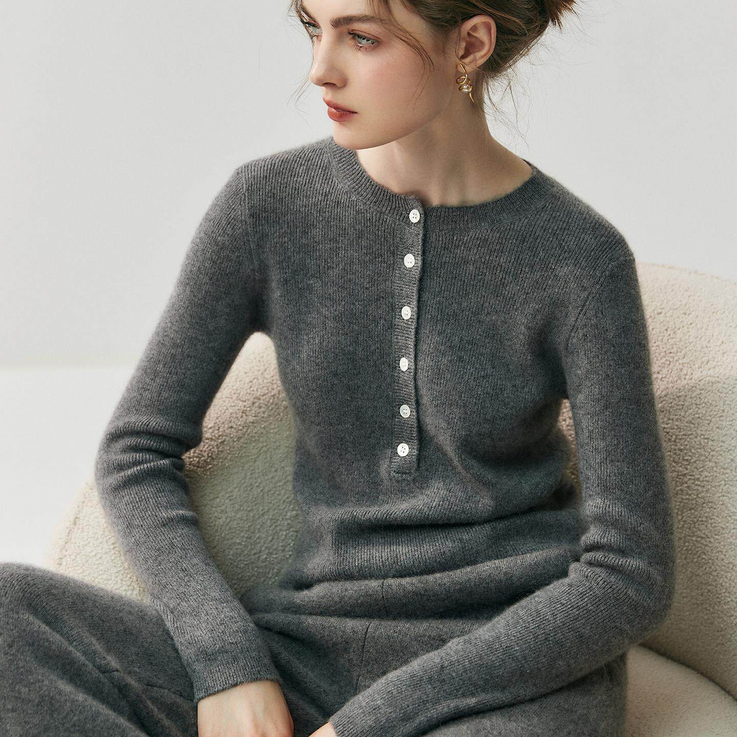 亲肤简约山羊绒衫女修身毛衣打底衫2026秋冬圆领套头针织灰色