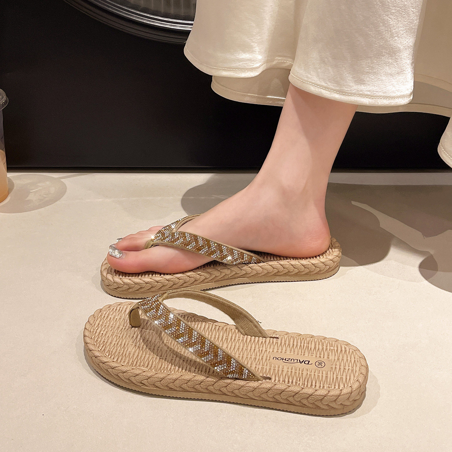 时尚水钻人字拖女士夏季2026新款厚底防滑网红外穿沙滩夹脚凉拖鞋