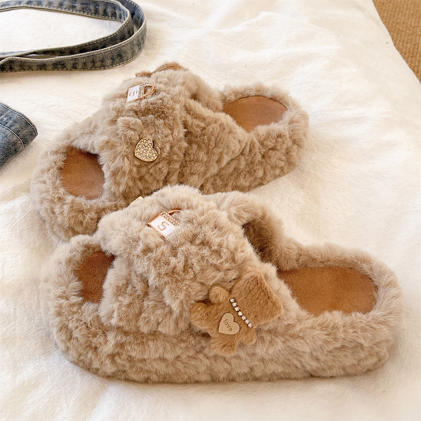 俏绘可爱小熊交叉水钻一字棉拖鞋