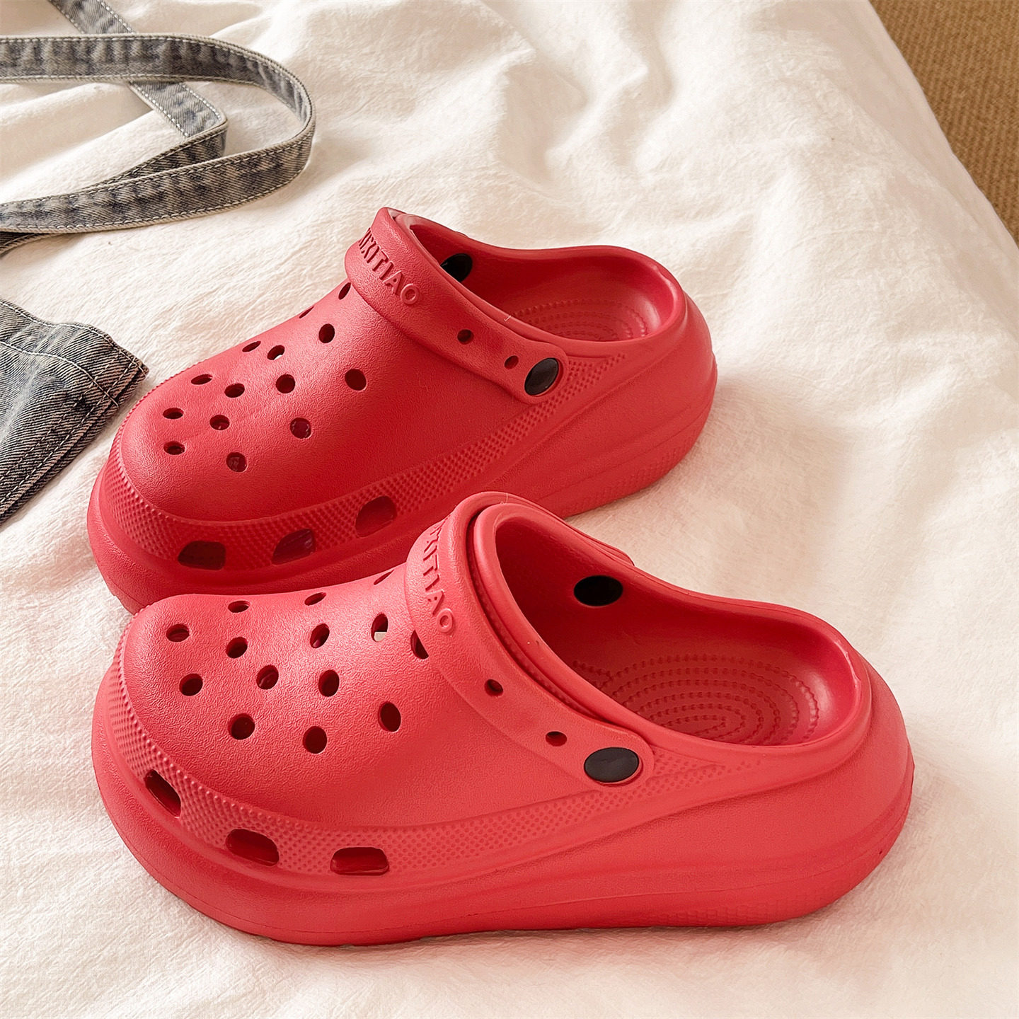 红色洞洞鞋女夏时尚外穿2026新款厚底增高沙滩防滑两穿包头凉拖鞋