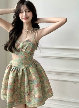 矮个子新款短裙收腰度假风短裙子复古温柔风甜美碎花吊带连衣裙女