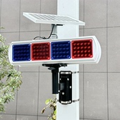 壁挂太阳能充电led红蓝爆闪灯强光施工信号灯杆绑杆式 双面警示灯