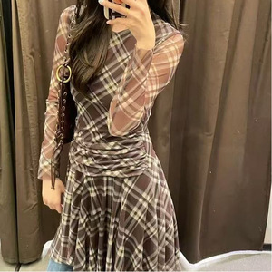 复古格子不规则2026春夏季新款长袖设计格纹修身显瘦连衣裙短裙子