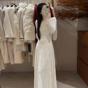 法式高级感白色v领蕾丝连衣裙女秋冬2026新款巨好看气质收腰长裙