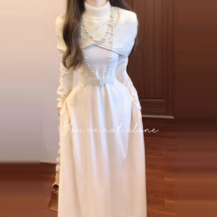 2026新款白色针织斗篷连衣裙子女秋冬季小个子设计感收腰套装长裙