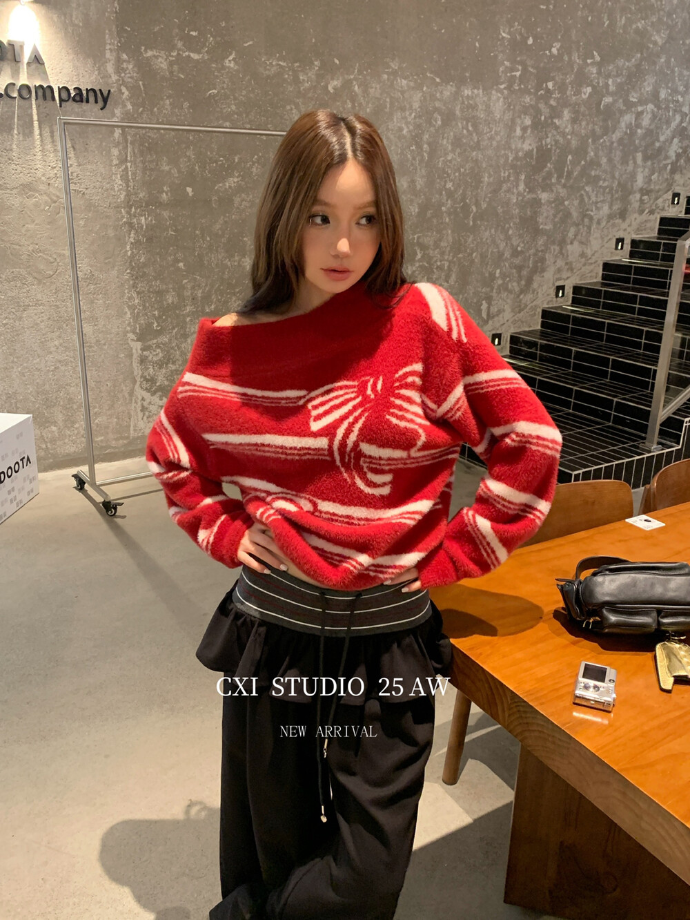 十三行正版2025冬季新款韩系时尚百搭一字肩蝴蝶结图案条纹针织衫