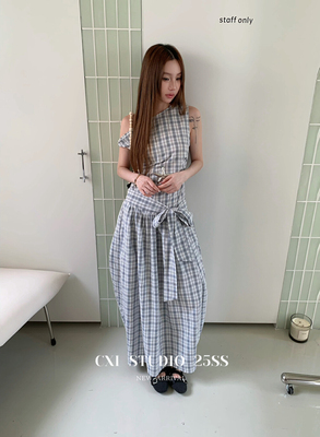 十三行2025夏季新款韩版洋气小众设计感格纹斜肩蝴蝶结收腰连衣裙