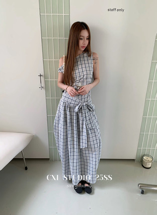 十三行2025夏季新款韩版洋气小众设计感格纹斜肩蝴蝶结收腰连衣裙