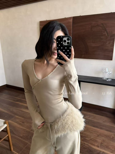 Liu-Liu正版2025冬季新款韩版洋气时尚百搭V领铆钉修身显瘦长袖T