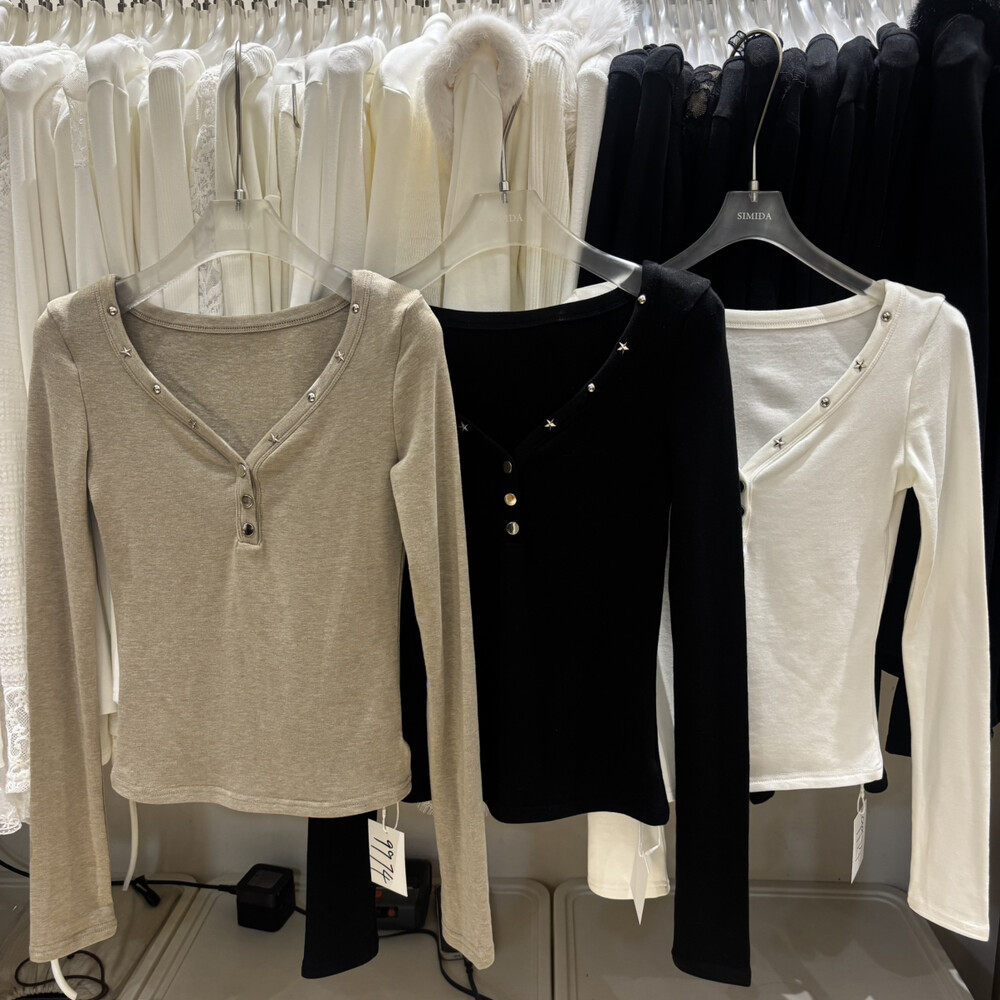 Simida正版2025冬季新款韩版洋气时尚百搭V领铆钉收腰加绒打底衫,女装/女士精品,T恤,淘宝优惠券,粉丝福利购,淘宝优惠卷