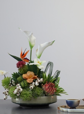 圆桌中间摆花售楼处洽谈花艺