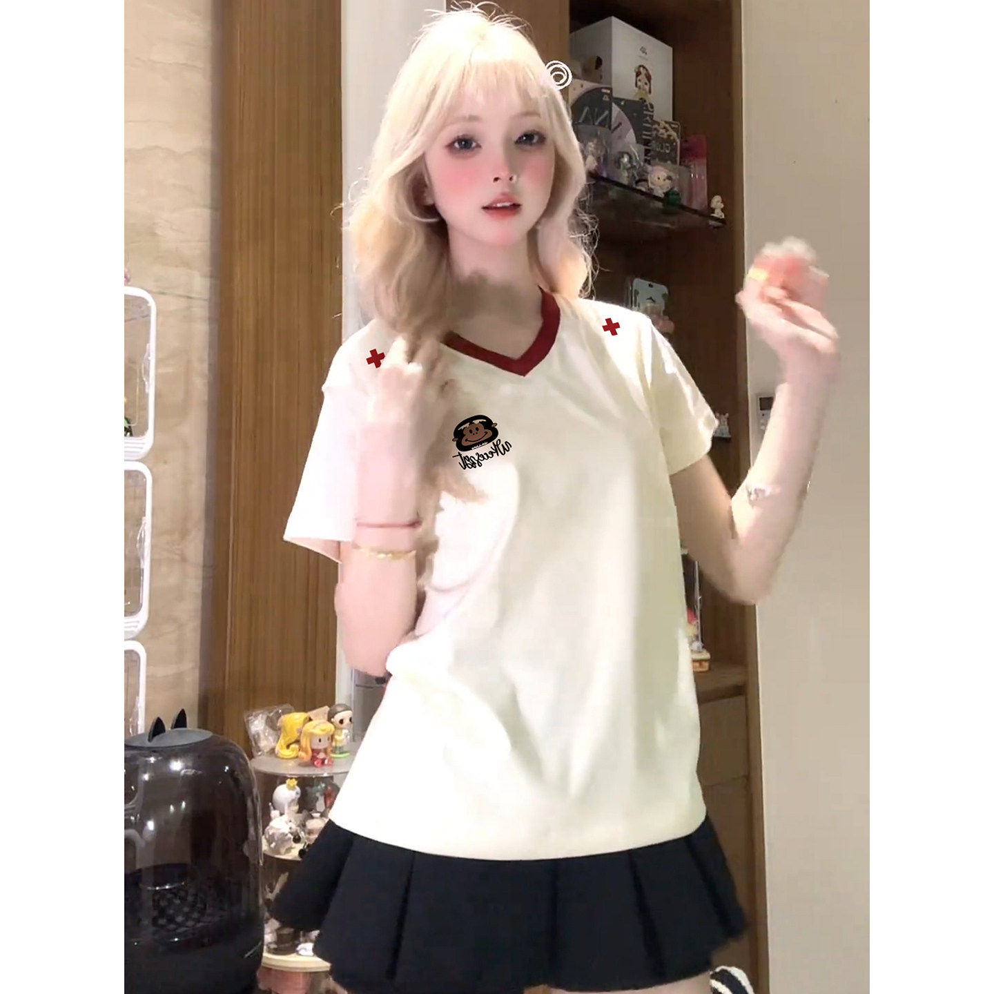 正肩刺绣撞色V领短袖T恤女2025新款夏季设计感小众微宽松显瘦上衣