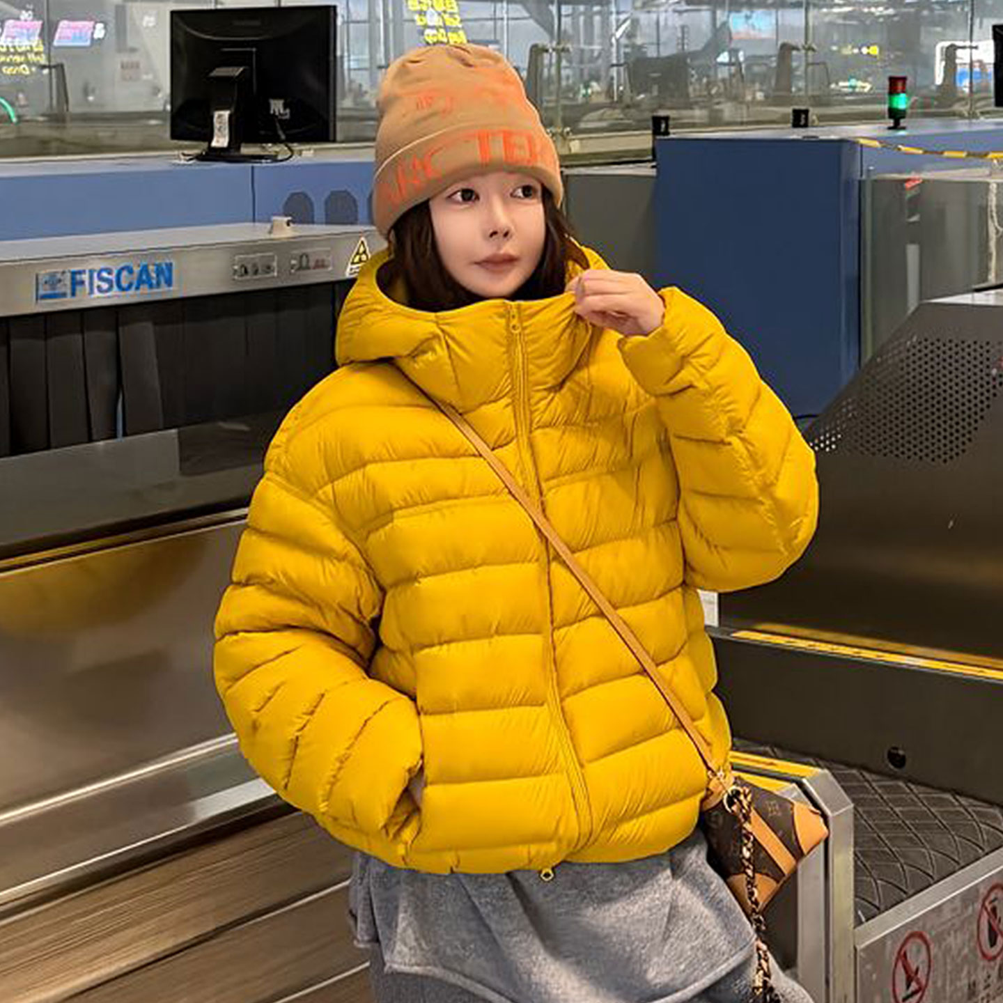 白鸭绒黄色排骨羽绒服2025冬新款巨好看连帽轻薄保暖短款羽绒外套