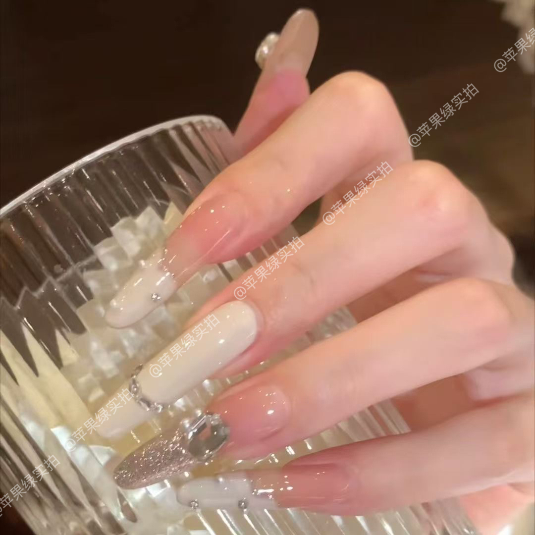 【高端局】春夏米白色爆闪亮片美甲蝴蝶千金气质法式纯手工穿戴甲