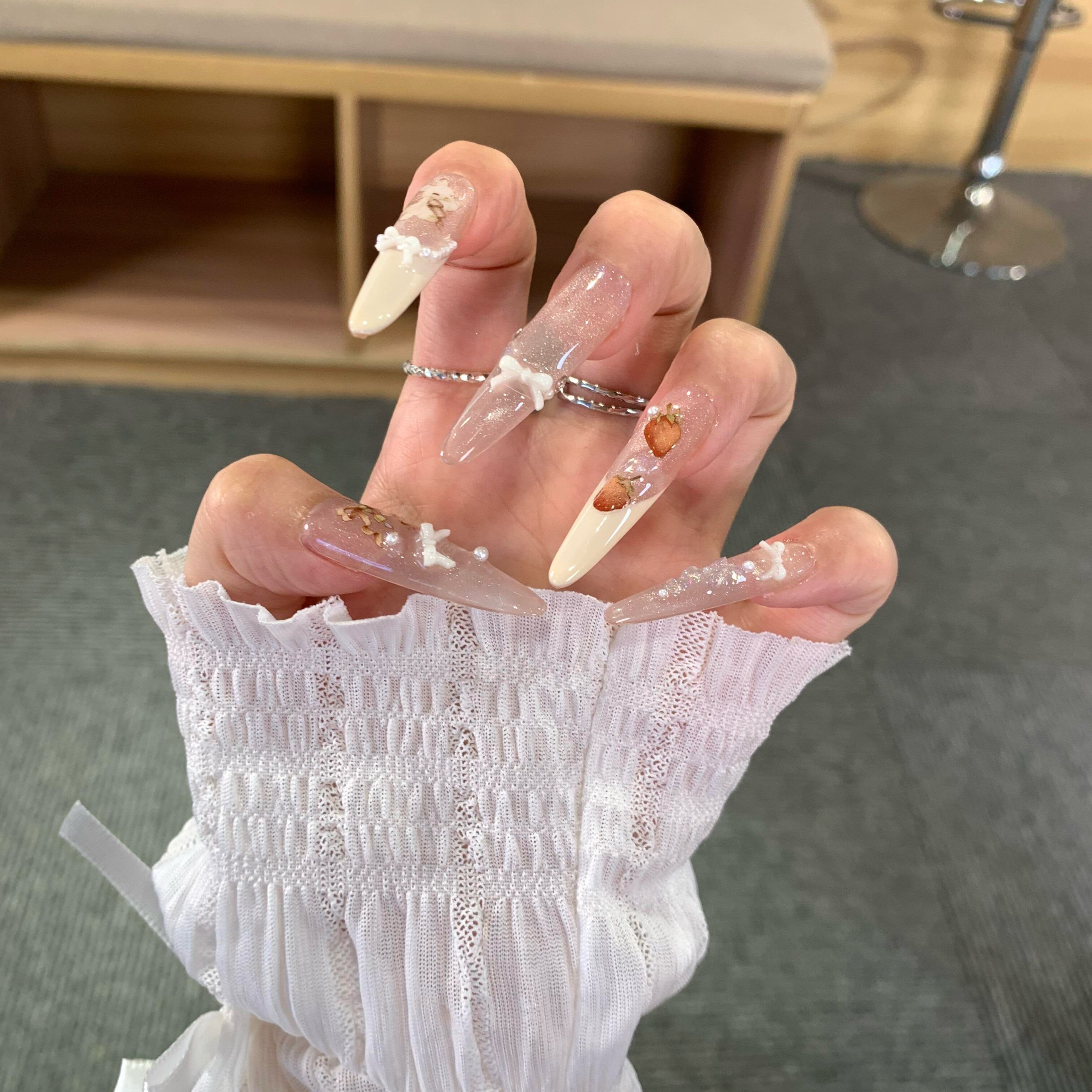 法式甜酷丝带草莓兔美甲白色甲片可拆卸纯手工蝴蝶穿戴甲