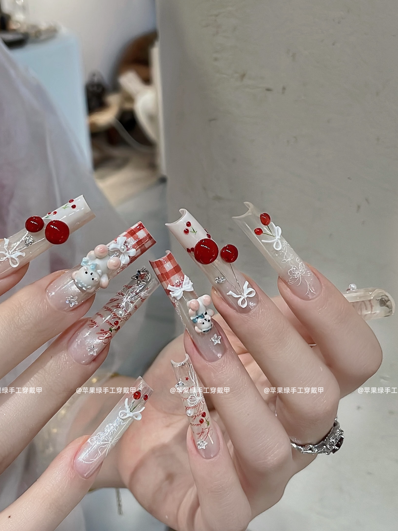 樱桃小熊～樱禾同款穿戴甲高级金色猫眼长款红色美甲卡通可爱小熊图片