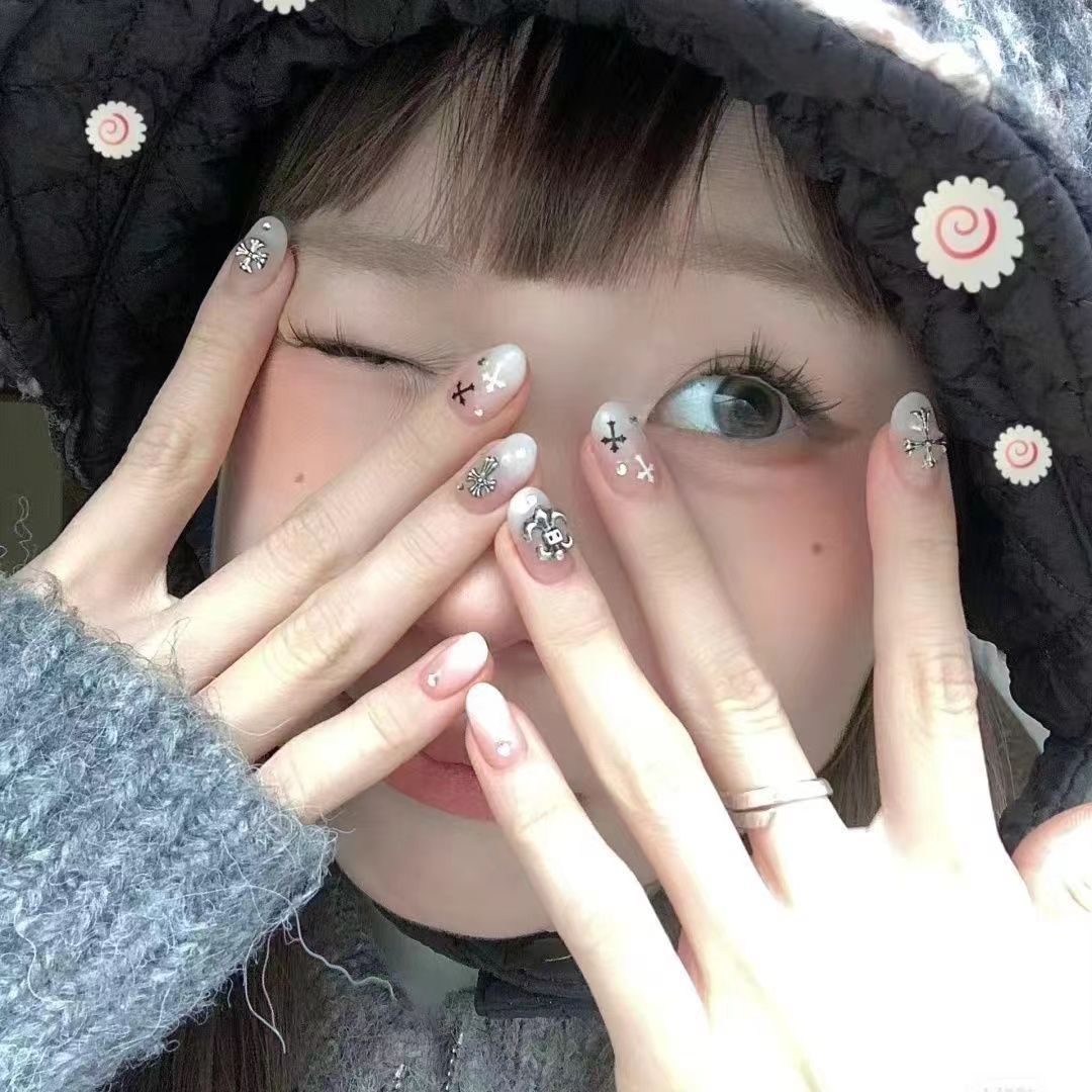 甜酷克罗心简约四芒星手工美甲穿戴甲学生同款显白乳白渐变辣妹风