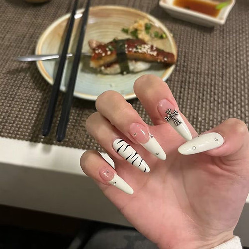 【罗伊威】新款ins纯手工高级显白贴钻十字架穿戴可拆卸美甲贴片