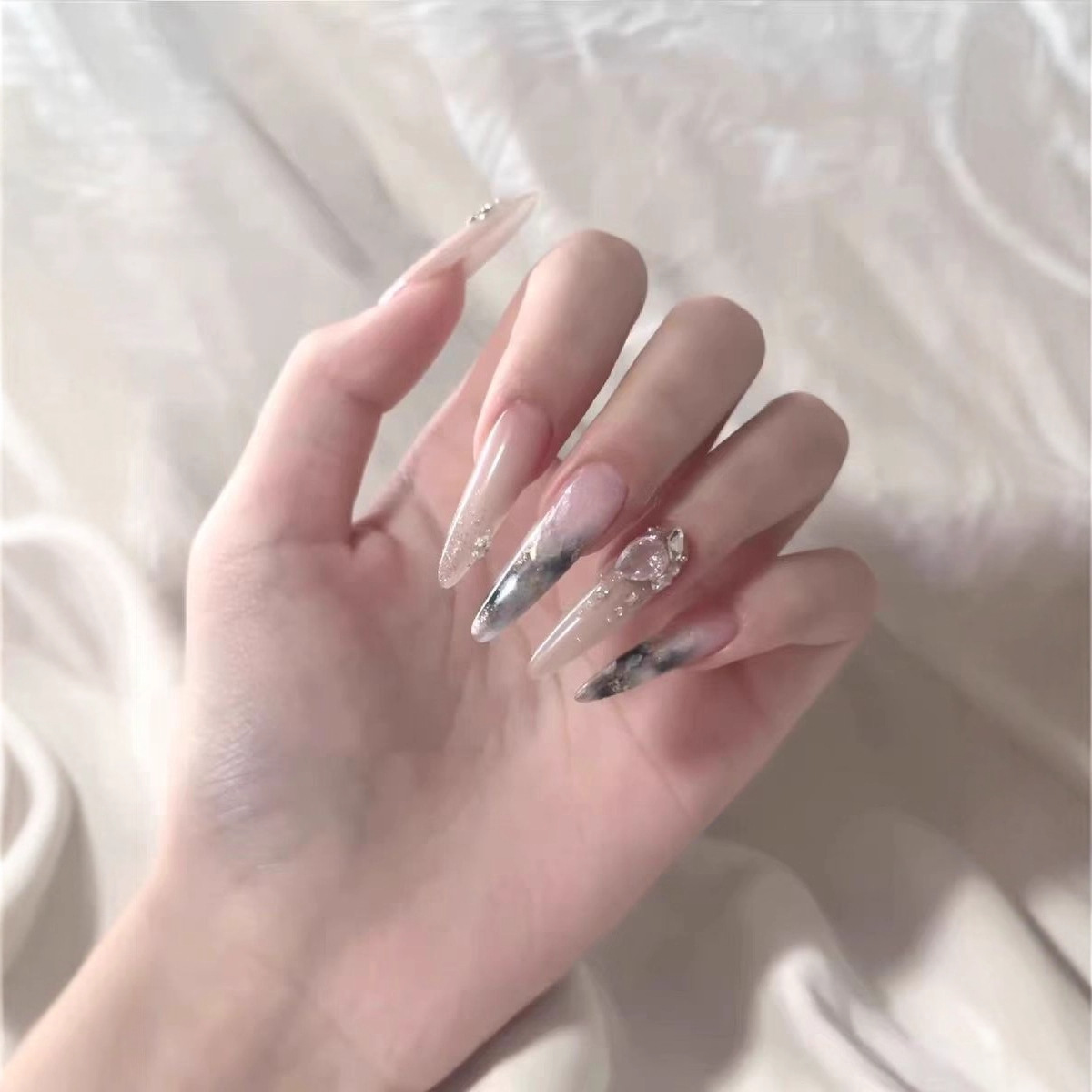 手工穿戴甲凛冬将至秋冬清冷感灰蓝显白碎钻甲片高级感轻奢风美甲