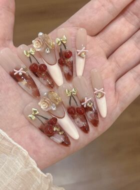 法式巧棕圣诞节穿戴甲纯手工新款秋冬晕染樱桃显白蝴蝶结可爱美甲