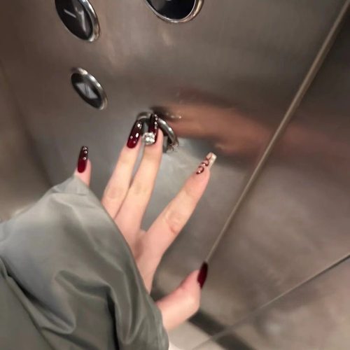 红色小蛇手工安可拉红中梯新年穿戴甲 气质优雅纯欲风订婚美甲贴