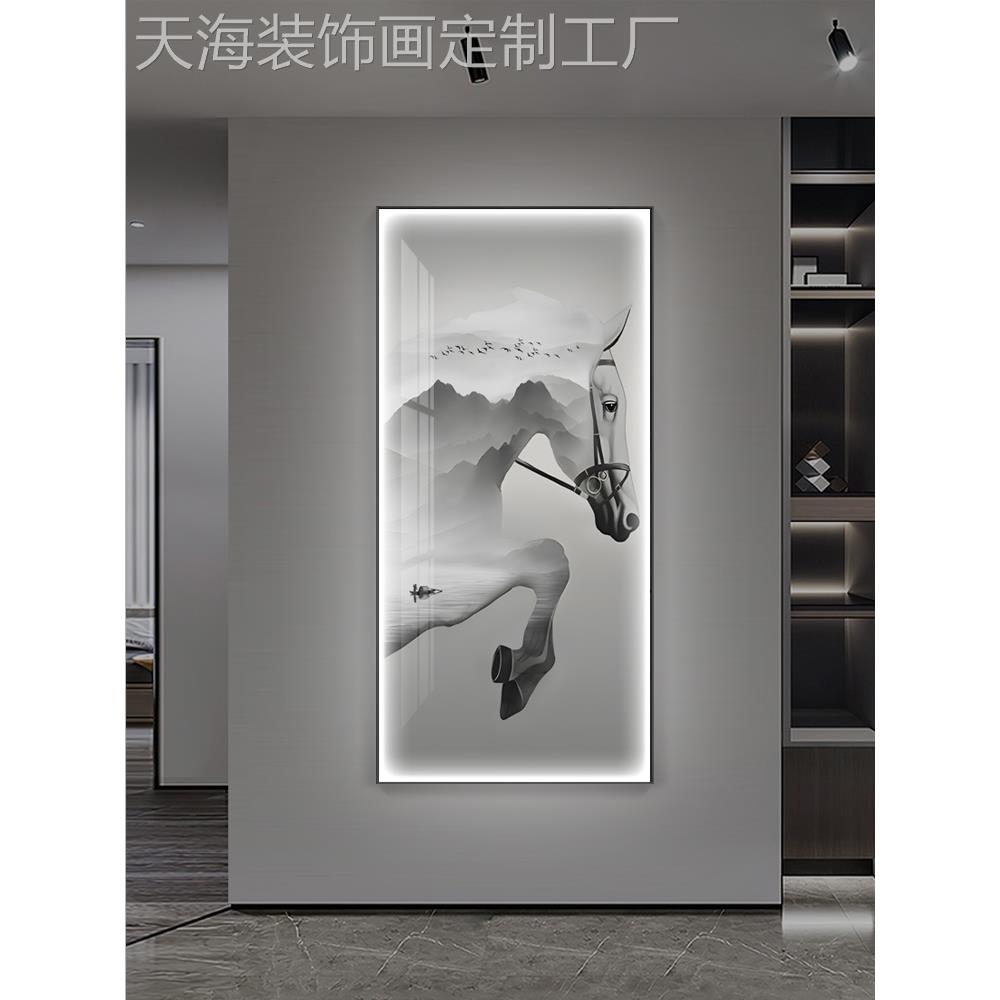 网红一马先客厅背景装饰画当现代轻奢餐厅壁画黑白高级入户感玄关图片