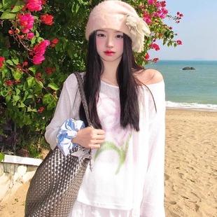 纯欲氛围感扶桑花印花斜肩长袖T恤女夏新款宽松防晒微透薄款上衣