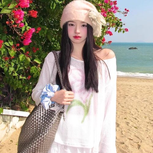 纯欲氛围感扶桑花印花斜肩T恤女