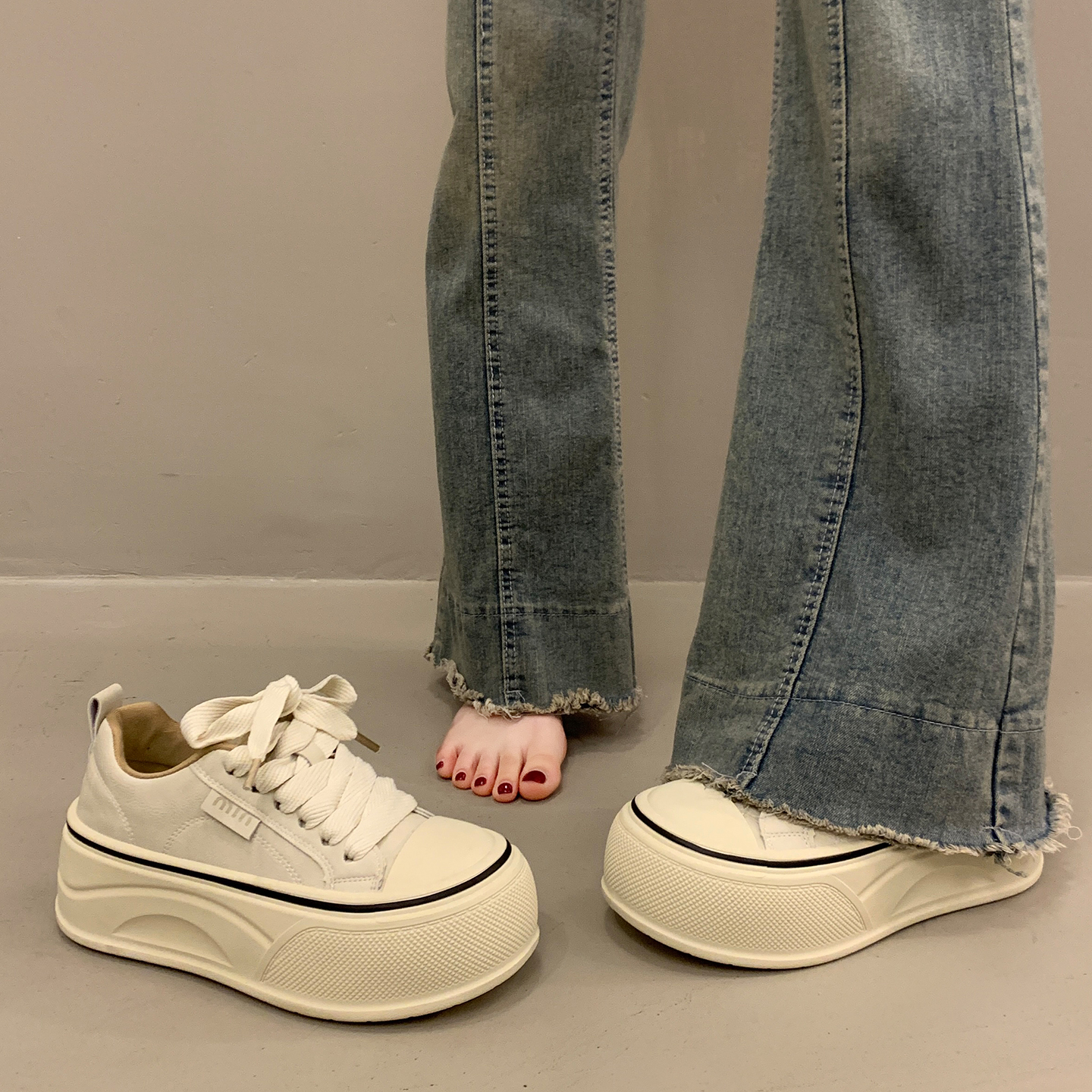 超火板鞋女冬季设计感圆头面包鞋